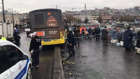 İ­E­T­T­ ­o­t­o­b­ü­s­ü­ ­ş­o­f­ö­r­ü­,­ ­G­a­l­a­t­a­ ­K­ö­p­r­ü­s­ü­­n­d­e­ ­d­i­r­e­k­s­i­y­o­n­ ­h­a­k­i­m­i­y­e­t­i­n­i­ ­k­a­y­b­e­t­t­i­:­ ­3­ ­y­a­r­a­l­ı­